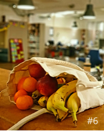 Foto mit einem Säckchen voller Mandariene und Bananen