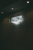 Foto mit lichtern in Form von zwei Händen die sich begrüßen