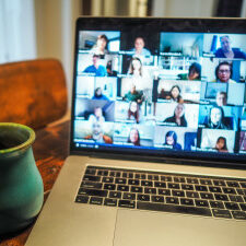 Virtu­elle Meetings mode­rie­ren – Tipps und Tricks