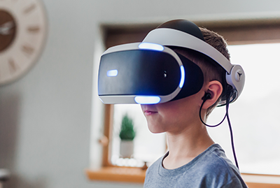 Bild eines Kindes mit einer VR-Brille.