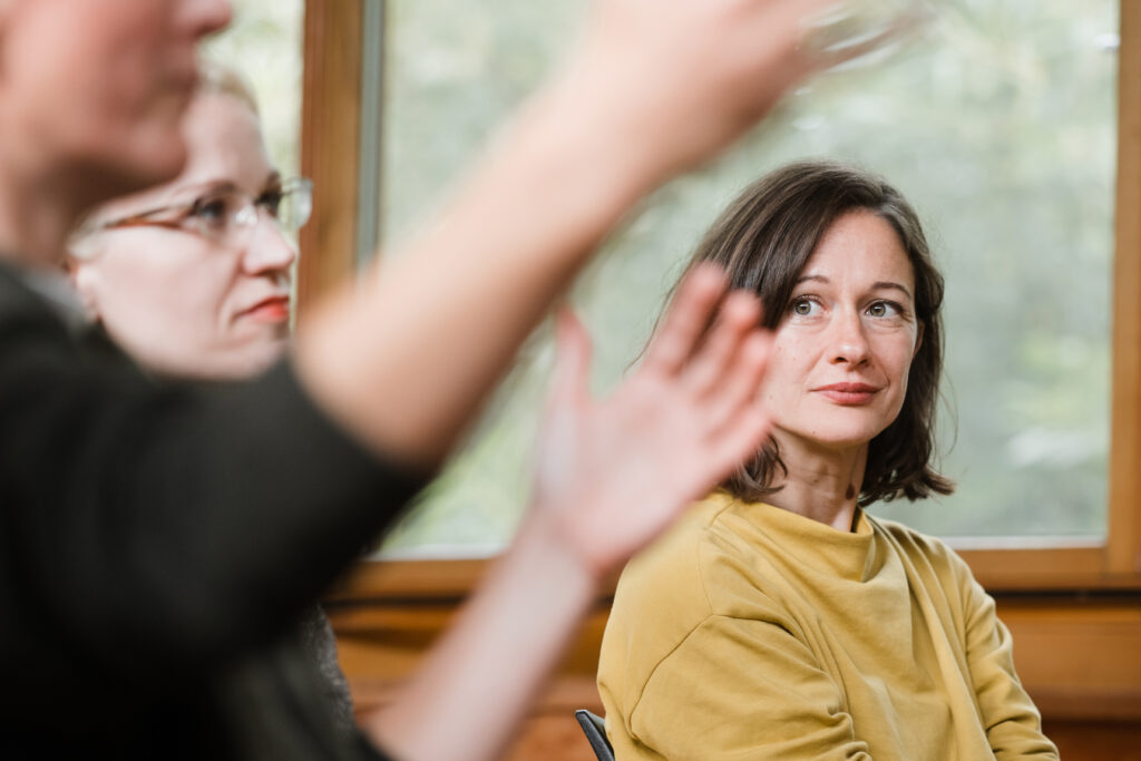 Foto von denkmodell-Mitarbeitenden, die diskutieren.