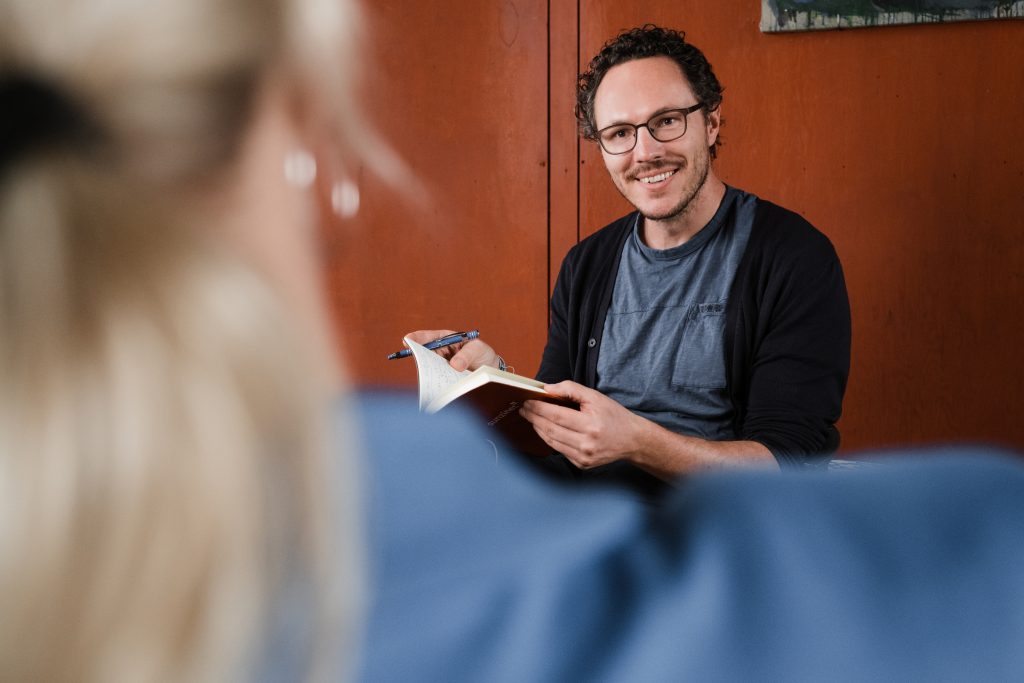 Foto von Berater und Trainer Philipp Scharff in einem Coaching für Einzelpersonen.